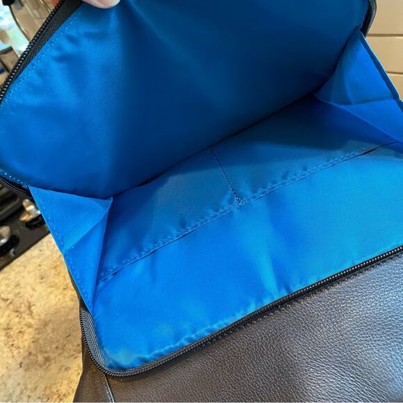 Solo New York 16" Leather Laptop Bucket Tote Bag - Picture 13 of 16